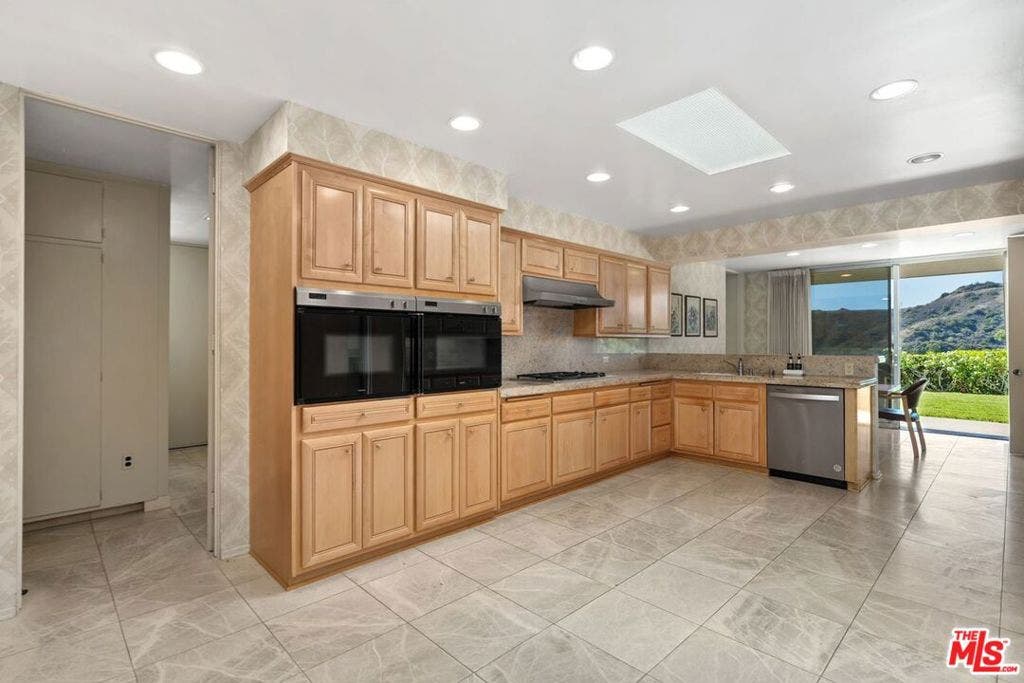 3031 Elvido Drive, Los Angeles, CA 90049 3031 Elvido Drive, Los Angeles, CA 90049