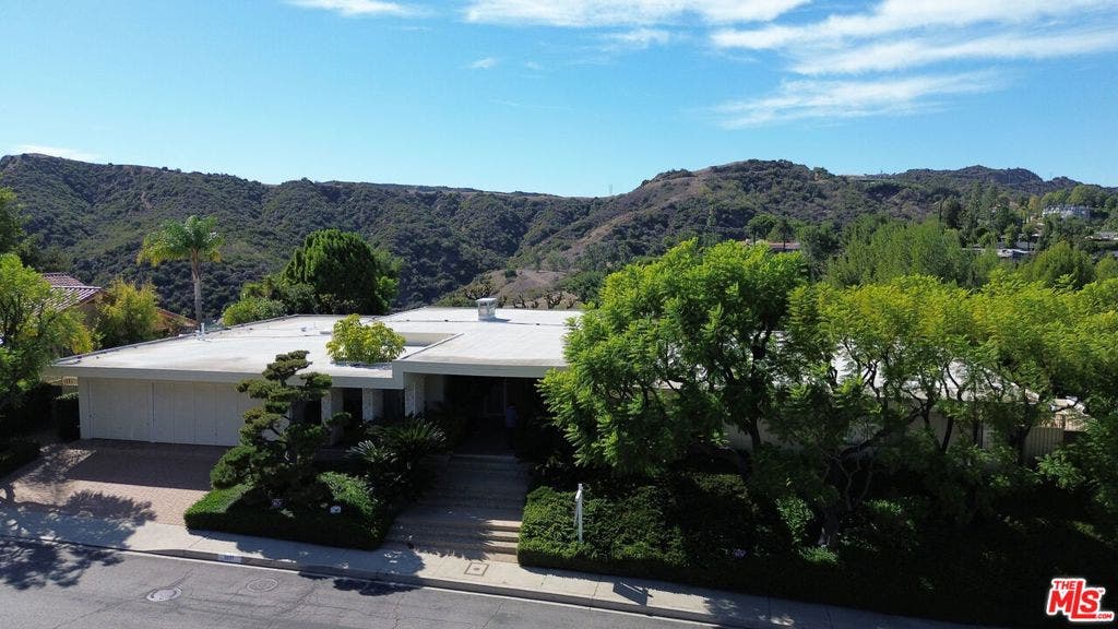 3031 Elvido Drive, Los Angeles, CA 90049 3031 Elvido Drive, Los Angeles, CA 90049