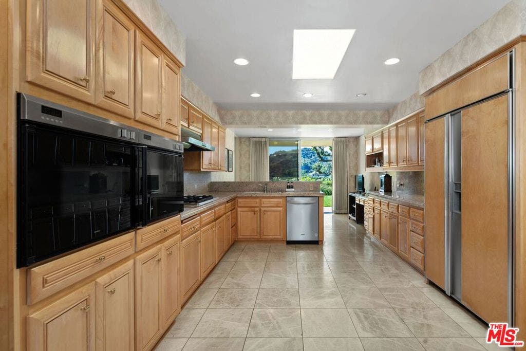 3031 Elvido Drive, Los Angeles, CA 90049 3031 Elvido Drive, Los Angeles, CA 90049