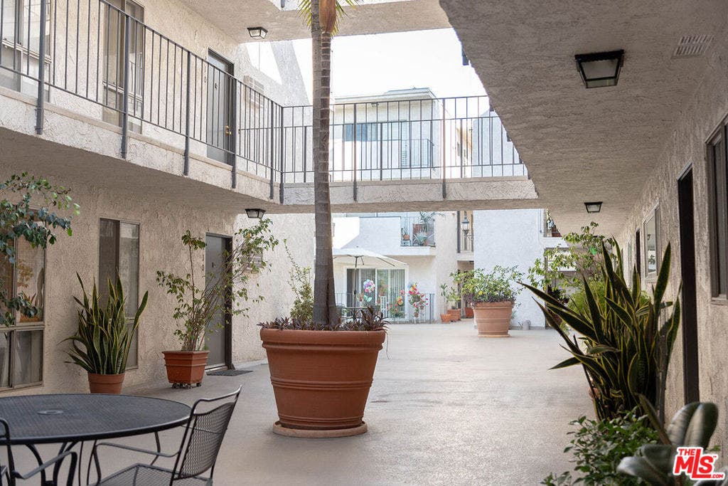 837 N West Knoll Drive, #319, West Hollywood, CA 90069 837 N West Knoll Drive, #319, West Hollywood, CA 90069