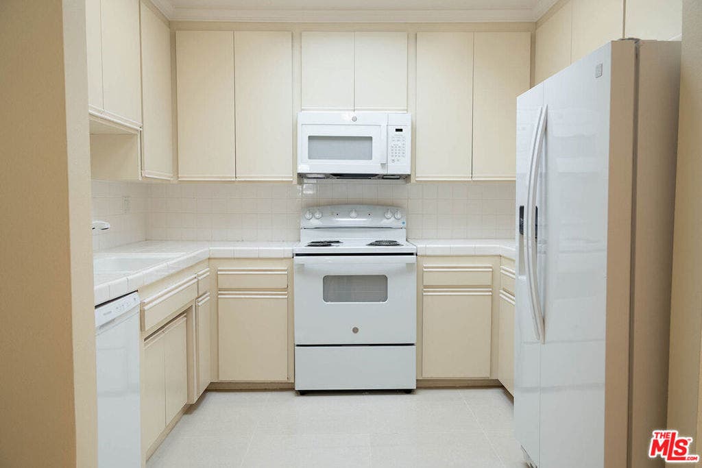 837 N West Knoll Drive, #319, West Hollywood, CA 90069 837 N West Knoll Drive, #319, West Hollywood, CA 90069