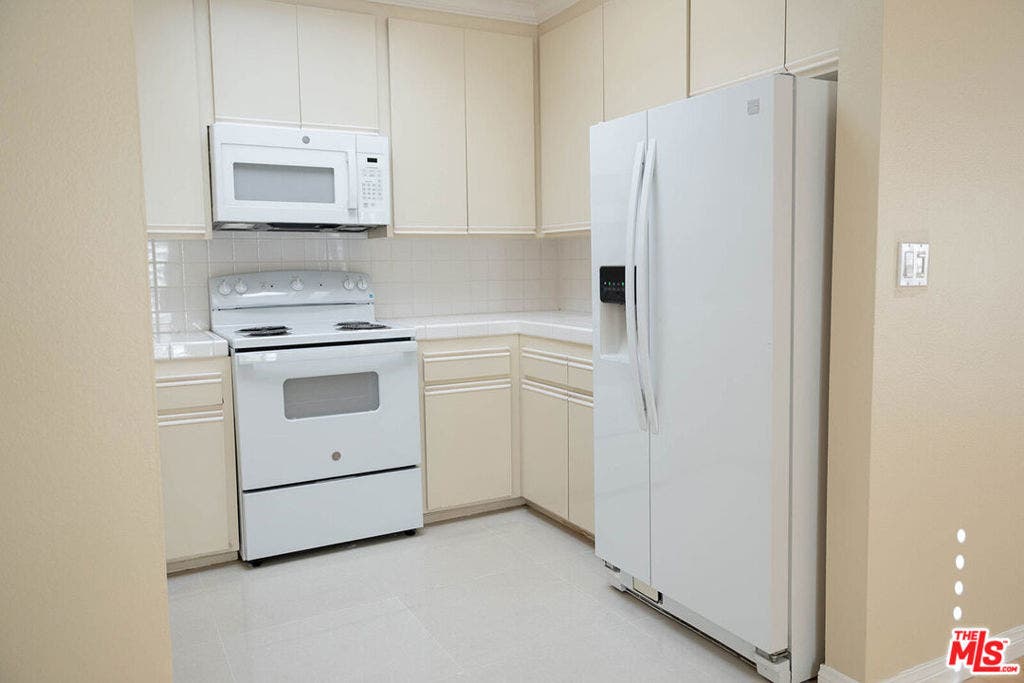 837 N West Knoll Drive, #319, West Hollywood, CA 90069 837 N West Knoll Drive, #319, West Hollywood, CA 90069