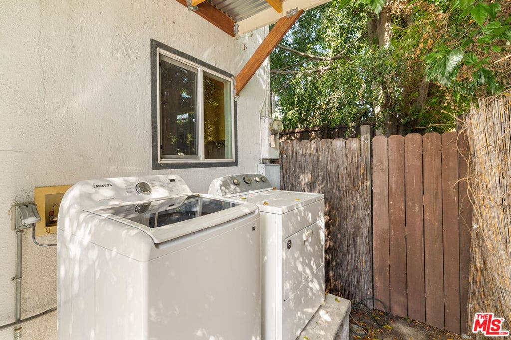 6915 De Longpre Avenue, Los Angeles, CA 90028 6915 De Longpre Avenue, Los Angeles, CA 90028