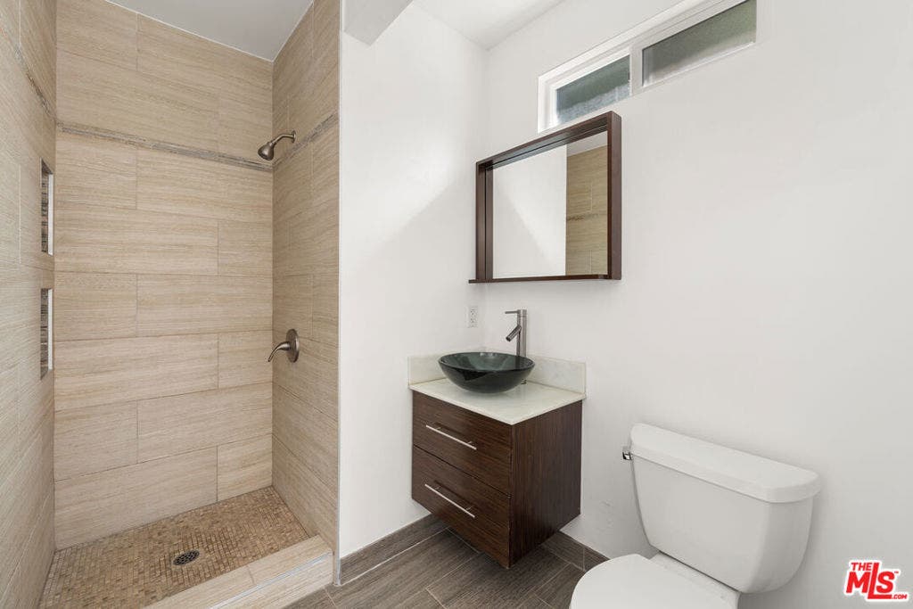 6915 De Longpre Avenue, Los Angeles, CA 90028 6915 De Longpre Avenue, Los Angeles, CA 90028