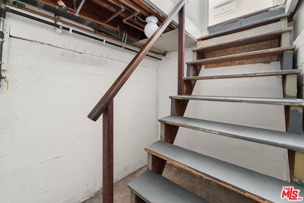 6915 De Longpre Avenue, Los Angeles, CA 90028 6915 De Longpre Avenue, Los Angeles, CA 90028