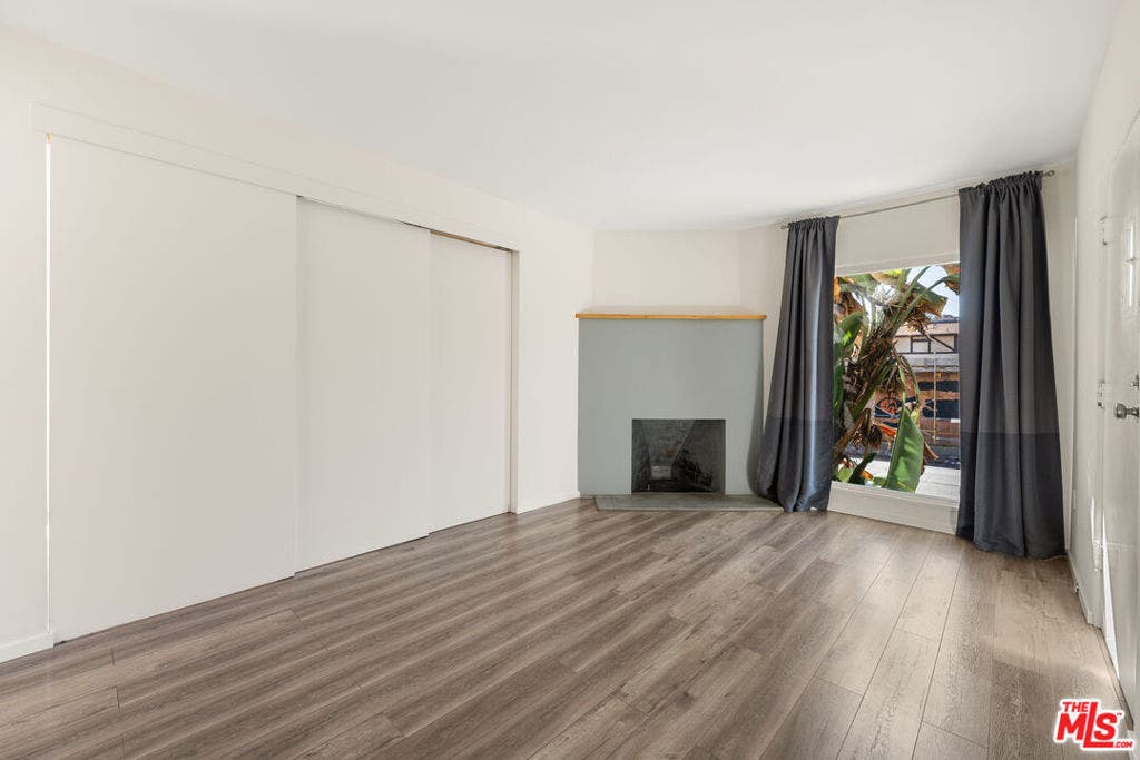 6915 De Longpre Avenue, Los Angeles, CA 90028 6915 De Longpre Avenue, Los Angeles, CA 90028