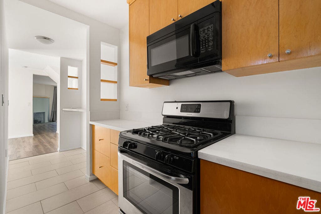 6915 De Longpre Avenue, Los Angeles, CA 90028 6915 De Longpre Avenue, Los Angeles, CA 90028