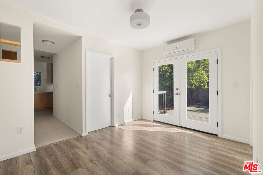 6915 De Longpre Avenue, Los Angeles, CA 90028 6915 De Longpre Avenue, Los Angeles, CA 90028