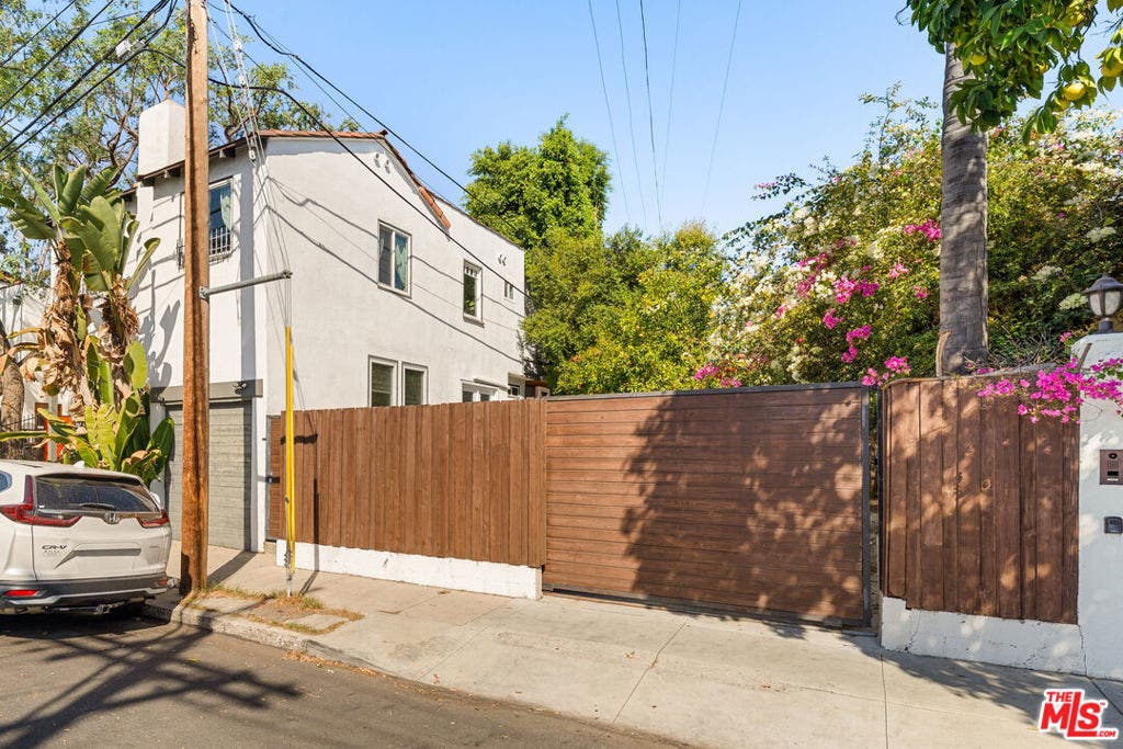 6915 De Longpre Avenue, Los Angeles, CA 90028 6915 De Longpre Avenue, Los Angeles, CA 90028