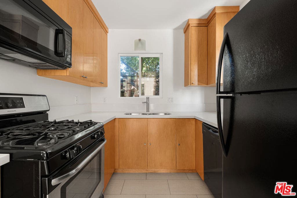 6915 De Longpre Avenue, Los Angeles, CA 90028 6915 De Longpre Avenue, Los Angeles, CA 90028