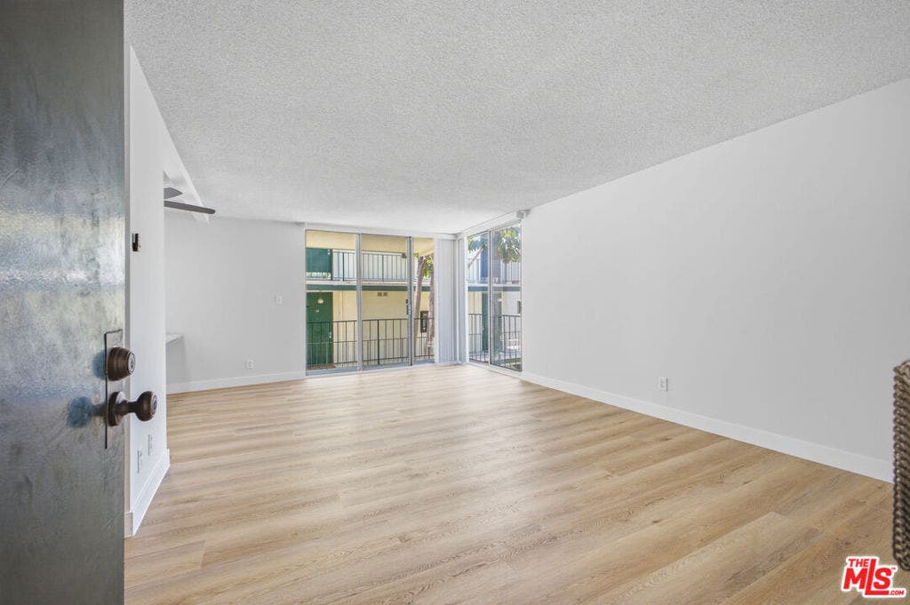 1353 S Carmelina Avenue, #105, Los Angeles, CA 90025 1353 S Carmelina Avenue, #105, Los Angeles, CA 90025