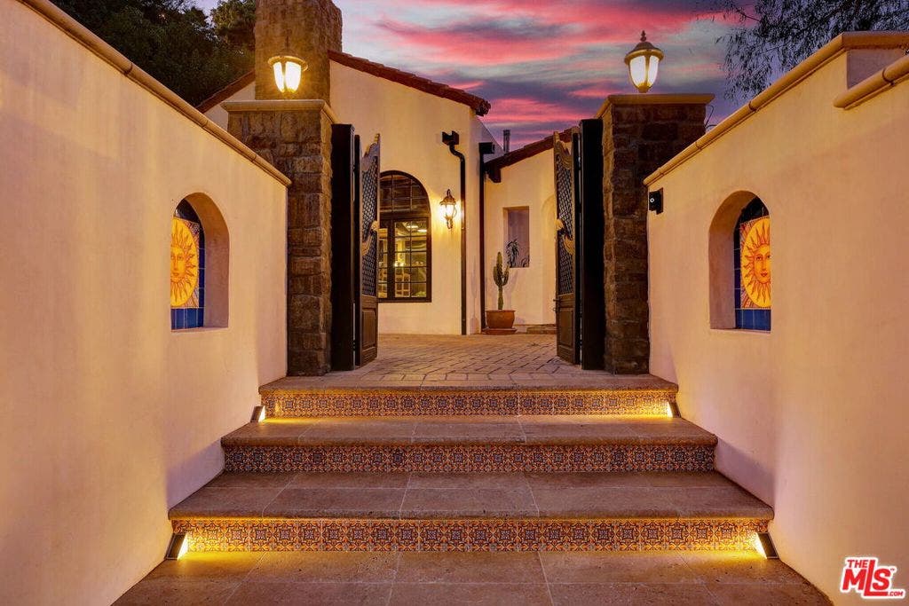 2570 Nichols Canyon Road, Los Angeles, CA 90046 2570 Nichols Canyon Road, Los Angeles, CA 90046