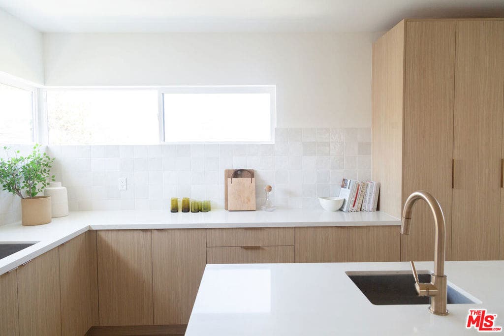 6541 De Longpre Avenue, #B, Los Angeles, CA 90028 6541 De Longpre Avenue, #B, Los Angeles, CA 90028