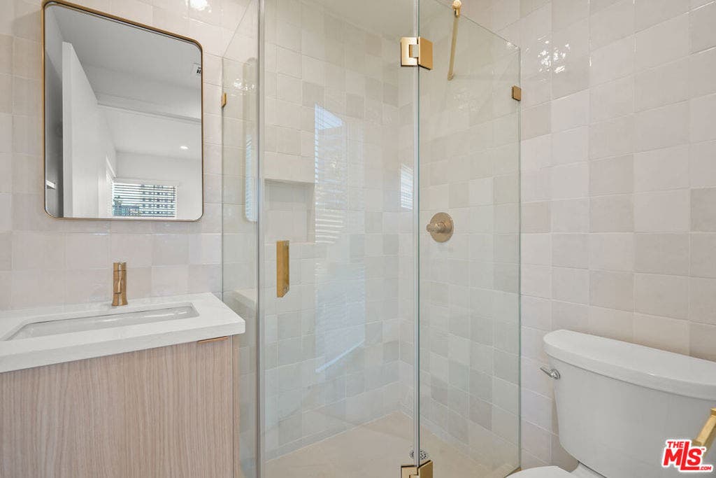 6541 De Longpre Avenue, #B, Los Angeles, CA 90028 6541 De Longpre Avenue, #B, Los Angeles, CA 90028