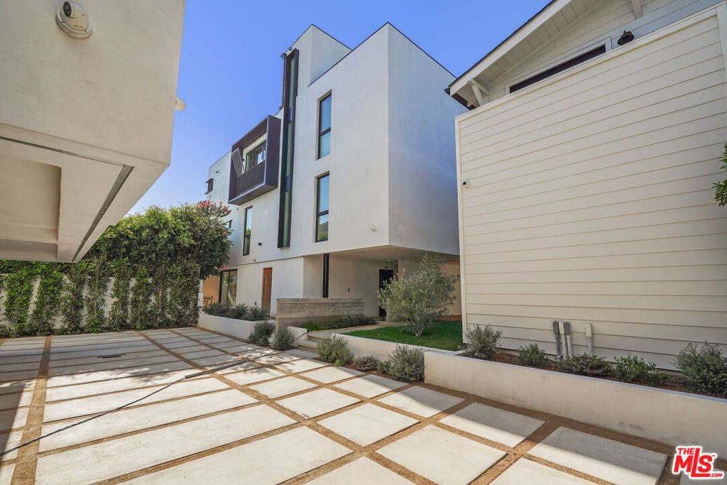 6541 De Longpre Avenue, #B, Los Angeles, CA 90028 6541 De Longpre Avenue, #B, Los Angeles, CA 90028