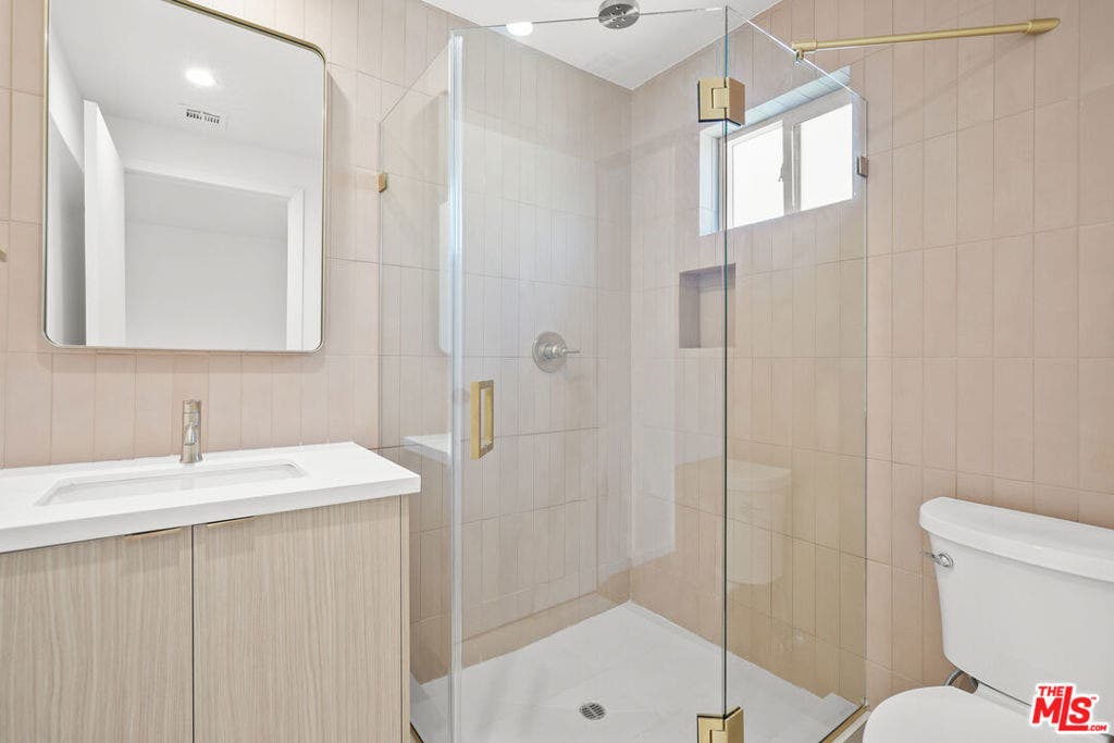 6541 De Longpre Avenue, #B, Los Angeles, CA 90028 6541 De Longpre Avenue, #B, Los Angeles, CA 90028