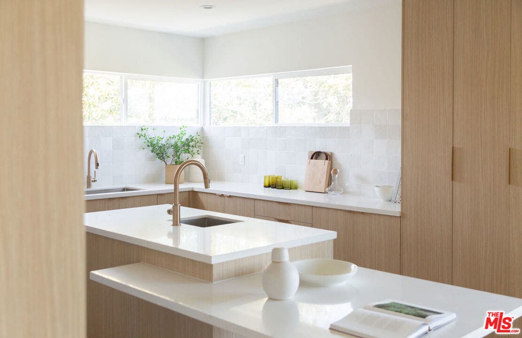 6541 De Longpre Avenue, #B, Los Angeles, CA 90028 6541 De Longpre Avenue, #B, Los Angeles, CA 90028