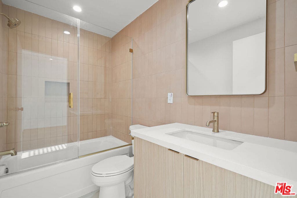 6541 De Longpre Avenue, #B, Los Angeles, CA 90028 6541 De Longpre Avenue, #B, Los Angeles, CA 90028