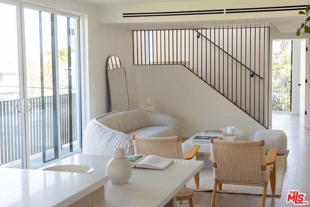 6541 De Longpre Avenue, #B, Los Angeles, CA 90028 6541 De Longpre Avenue, #B, Los Angeles, CA 90028