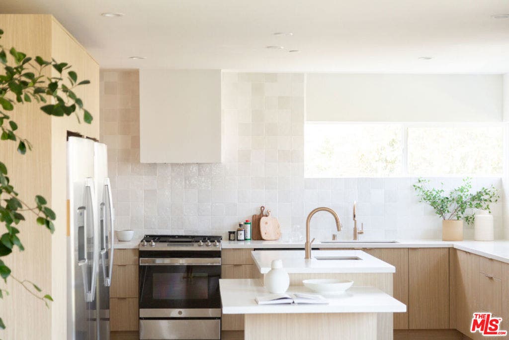 6541 De Longpre Avenue, #B, Los Angeles, CA 90028 6541 De Longpre Avenue, #B, Los Angeles, CA 90028