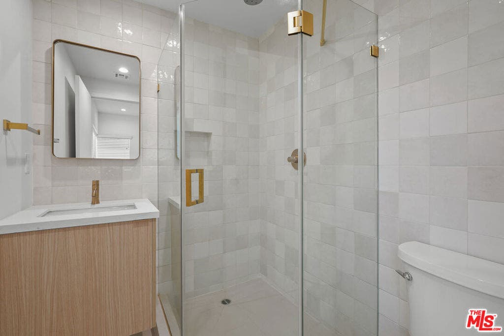6541 De Longpre Avenue, #B, Los Angeles, CA 90028 6541 De Longpre Avenue, #B, Los Angeles, CA 90028