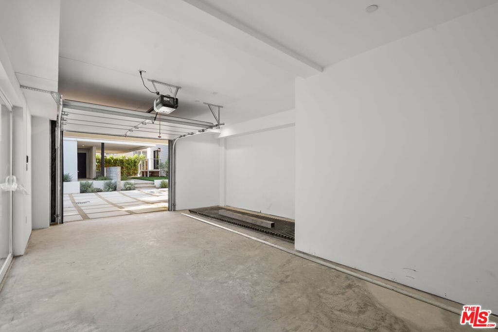 6541 De Longpre Avenue, #B, Los Angeles, CA 90028 6541 De Longpre Avenue, #B, Los Angeles, CA 90028