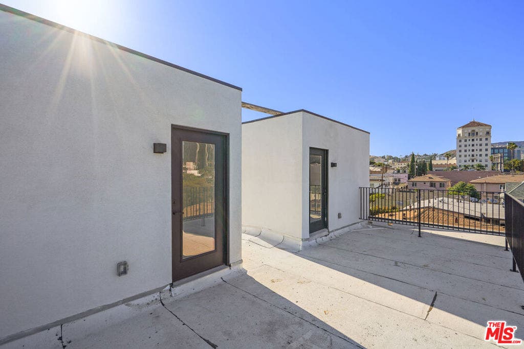 6541 De Longpre Avenue, #B, Los Angeles, CA 90028 6541 De Longpre Avenue, #B, Los Angeles, CA 90028