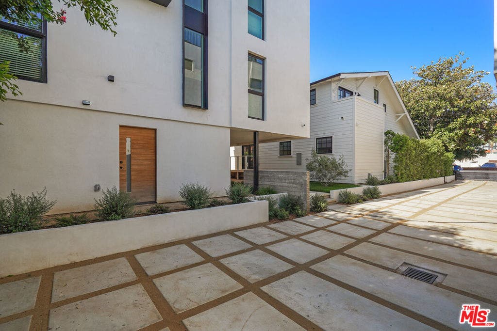 6541 De Longpre Avenue, #B, Los Angeles, CA 90028 6541 De Longpre Avenue, #B, Los Angeles, CA 90028