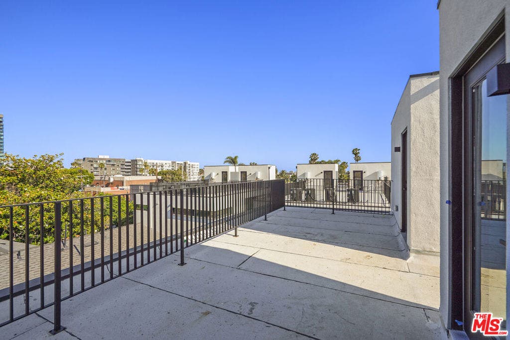 6541 De Longpre Avenue, #B, Los Angeles, CA 90028 6541 De Longpre Avenue, #B, Los Angeles, CA 90028