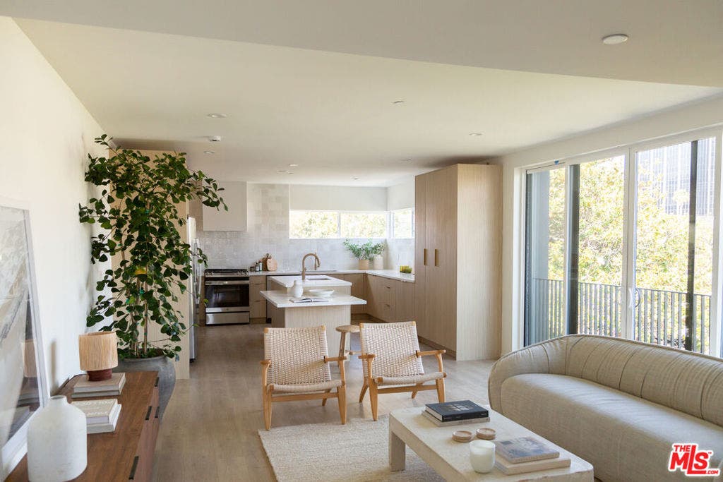 6541 De Longpre Avenue, #B, Los Angeles, CA 90028 6541 De Longpre Avenue, #B, Los Angeles, CA 90028