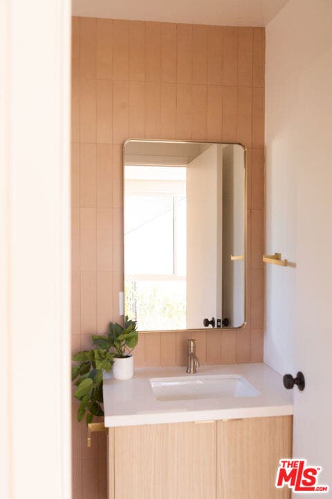 6541 De Longpre Avenue, #B, Los Angeles, CA 90028 6541 De Longpre Avenue, #B, Los Angeles, CA 90028