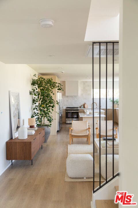 6541 De Longpre Avenue, #B, Los Angeles, CA 90028 6541 De Longpre Avenue, #B, Los Angeles, CA 90028