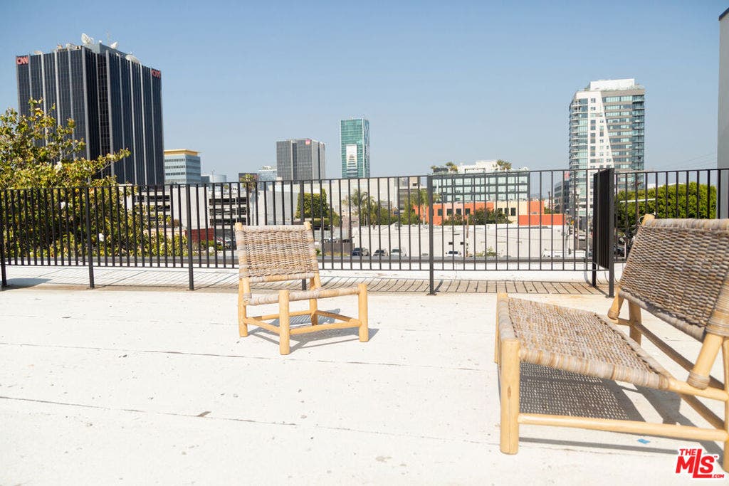 6541 De Longpre Avenue, #B, Los Angeles, CA 90028 6541 De Longpre Avenue, #B, Los Angeles, CA 90028
