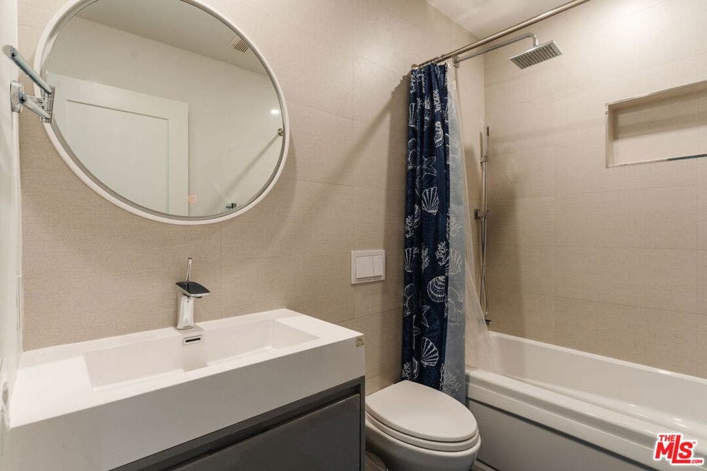 1979 Grace Avenue, #2, Los Angeles, CA 90068 1979 Grace Avenue, #2, Los Angeles, CA 90068