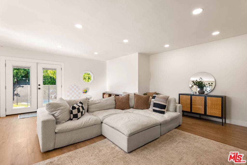 17109 Burton Street, Lake Balboa, CA 91406