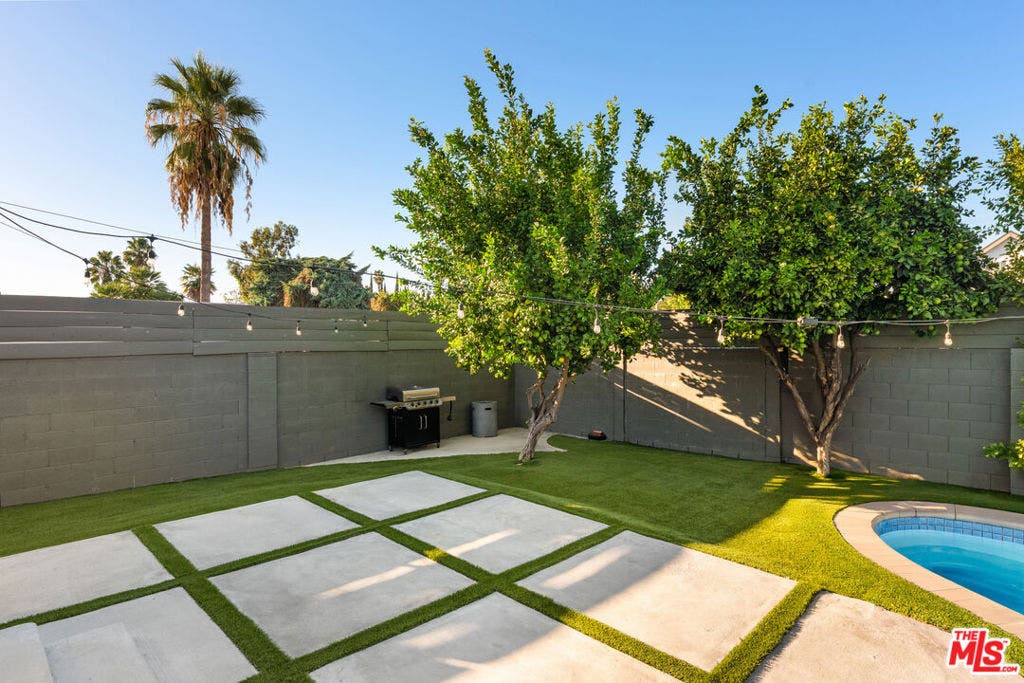 17109 Burton Street, Lake Balboa, CA 91406