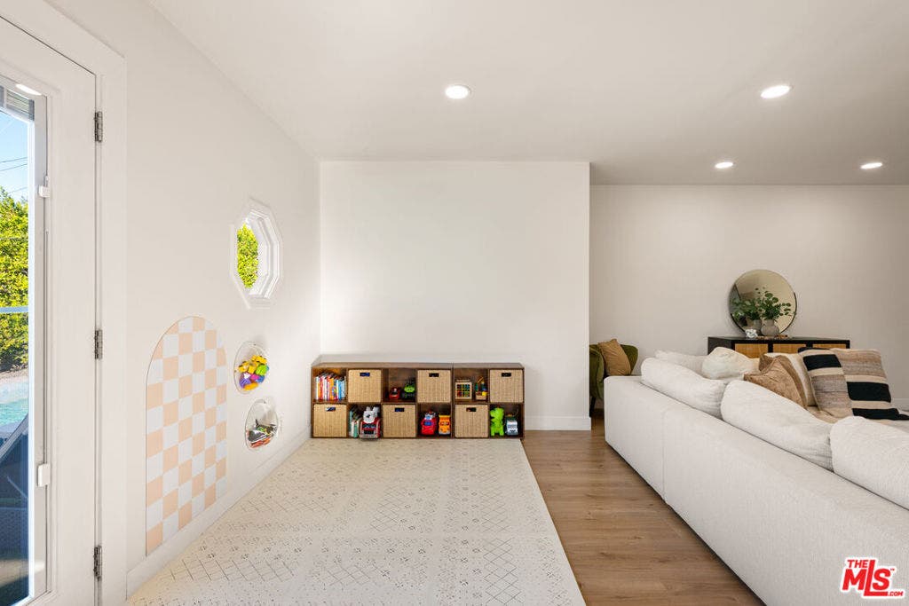 17109 Burton Street, Lake Balboa, CA 91406