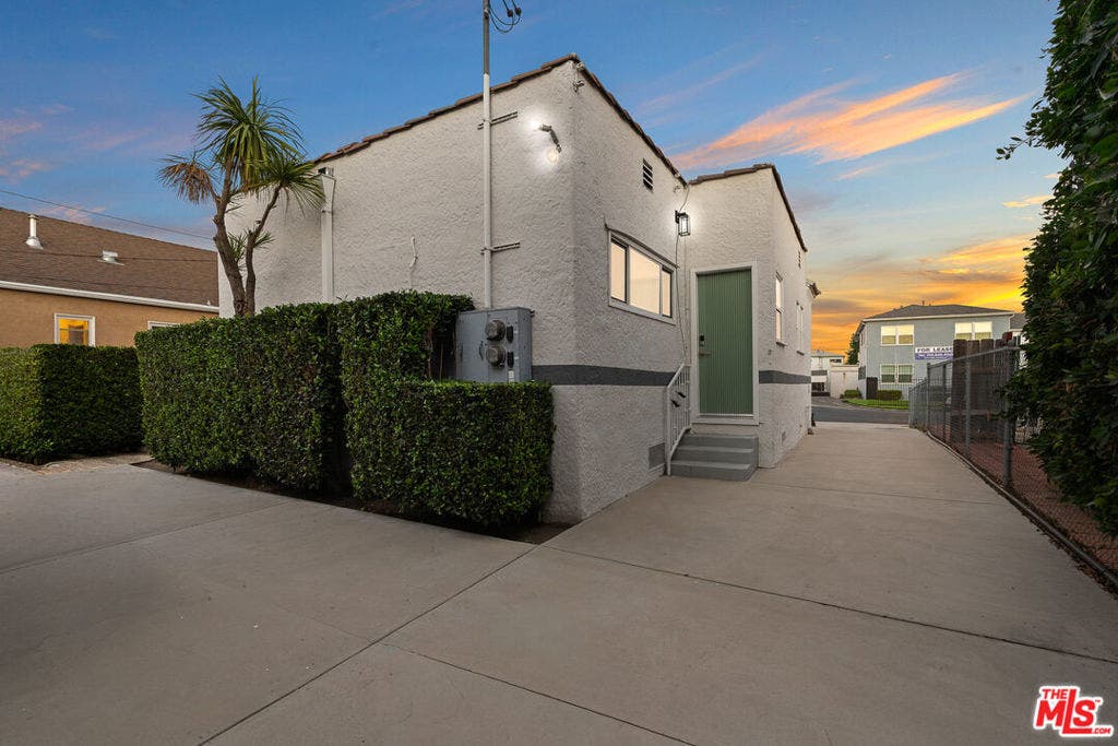2225 Thurman Avenue, Los Angeles, CA 90016 2225 Thurman Avenue, Los Angeles, CA 90016