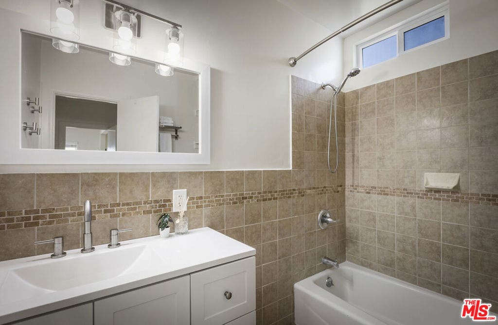 2225 Thurman Avenue, Los Angeles, CA 90016 2225 Thurman Avenue, Los Angeles, CA 90016
