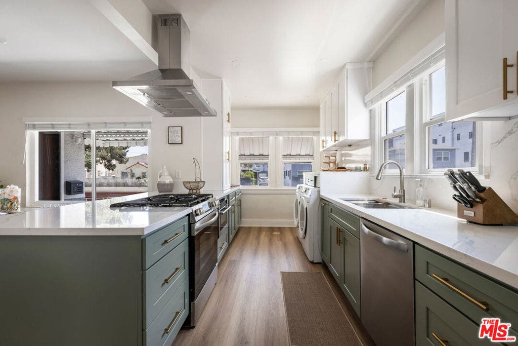 2225 Thurman Avenue, Los Angeles, CA 90016 2225 Thurman Avenue, Los Angeles, CA 90016