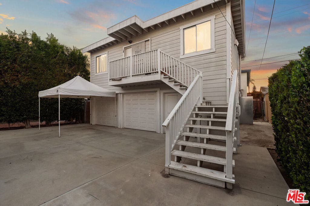 2225 Thurman Avenue, Los Angeles, CA 90016 2225 Thurman Avenue, Los Angeles, CA 90016
