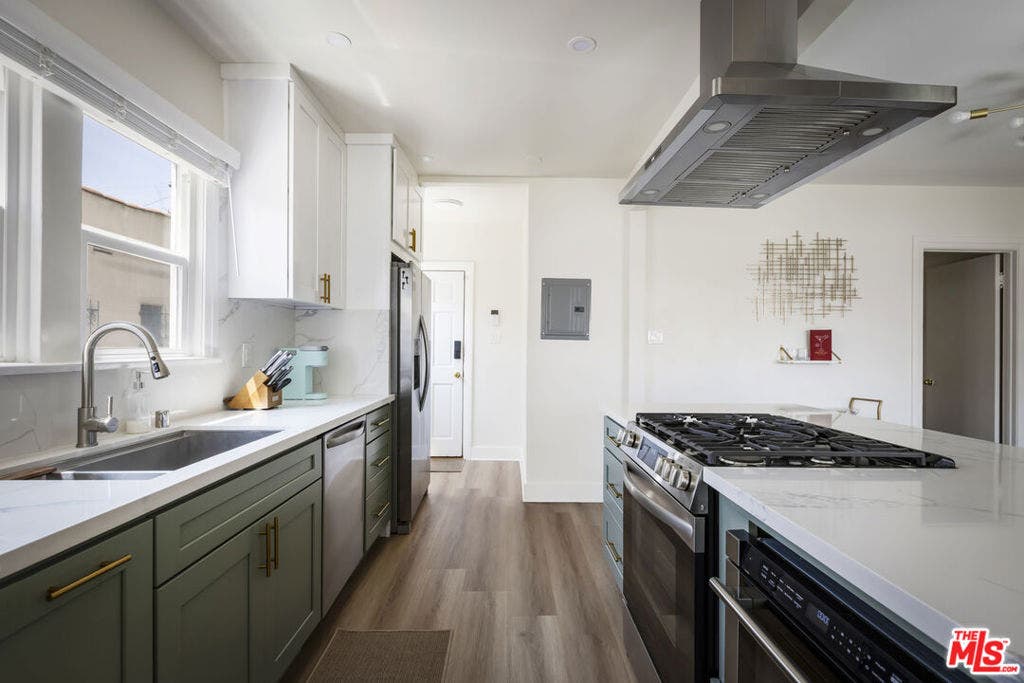 2225 Thurman Avenue, Los Angeles, CA 90016 2225 Thurman Avenue, Los Angeles, CA 90016