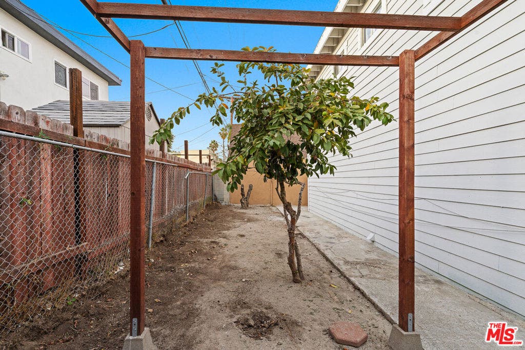 2225 Thurman Avenue, Los Angeles, CA 90016 2225 Thurman Avenue, Los Angeles, CA 90016