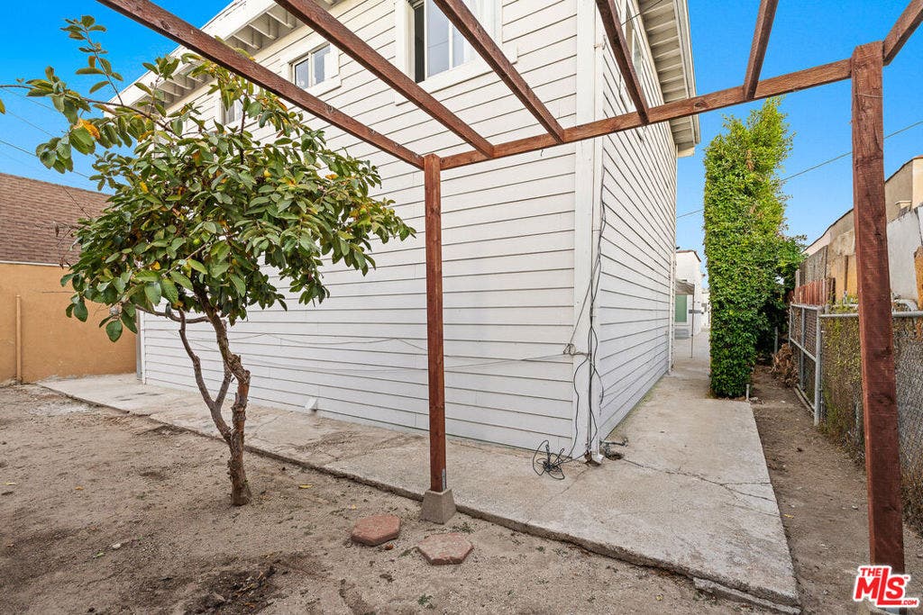 2225 Thurman Avenue, Los Angeles, CA 90016 2225 Thurman Avenue, Los Angeles, CA 90016