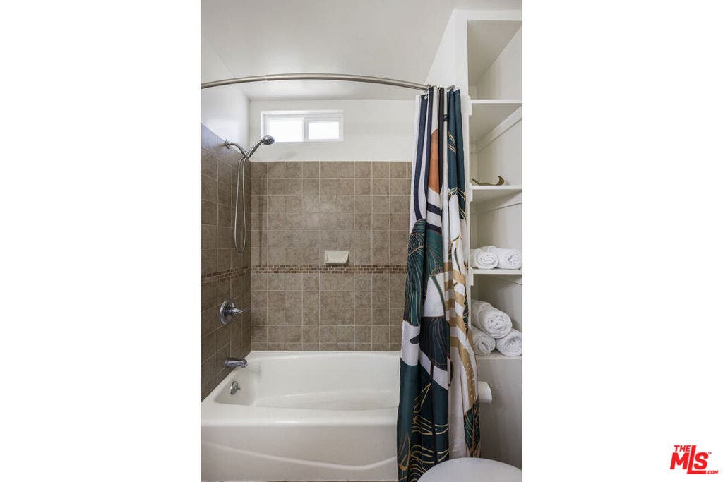 2225 Thurman Avenue, Los Angeles, CA 90016 2225 Thurman Avenue, Los Angeles, CA 90016