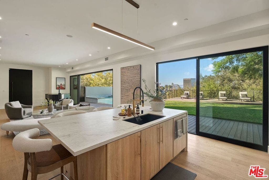 3208 Oakley Drive, Los Angeles, CA 90068