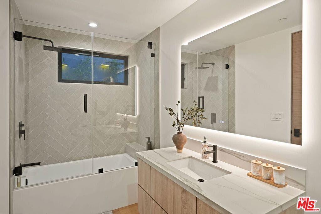 3208 Oakley Drive, Los Angeles, CA 90068
