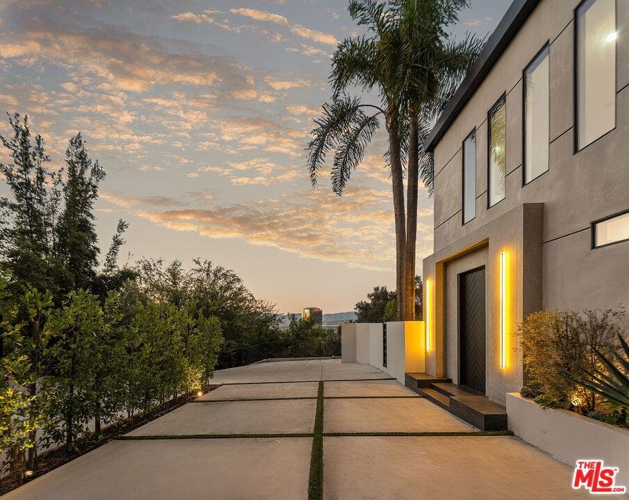 3208 Oakley Drive, Los Angeles, CA 90068