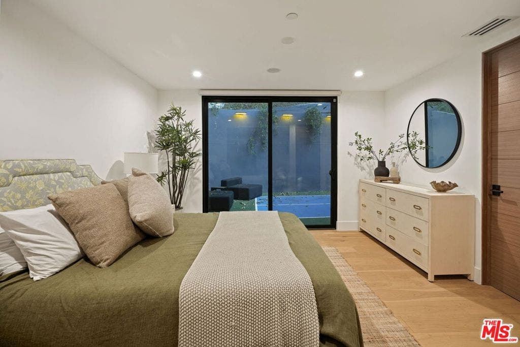 3208 Oakley Drive, Los Angeles, CA 90068