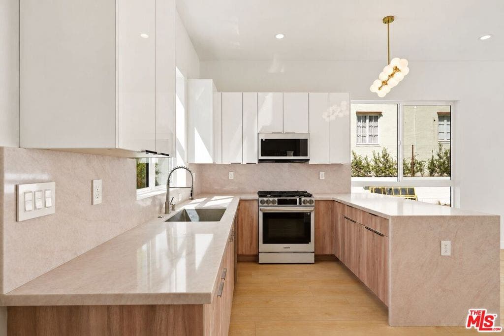 1572 Kelton Avenue, Los Angeles, CA 90024 Kitchen